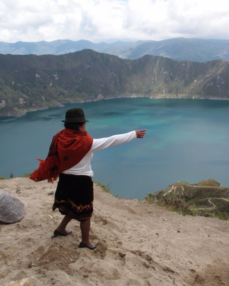 Pointing the way to the trail down to Laguna Quilatoa. Pointing the way to the trail down to Laguna Quilatoa.