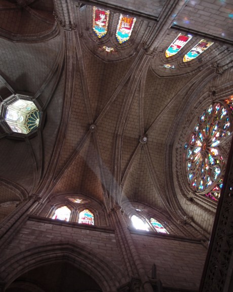 Light streams into the Basílica.