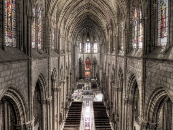 Inside the great hall of the Basílica. - HDR Composite