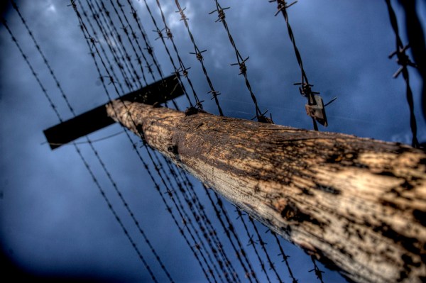 I counted 27 strands of barbed wire. For a fence that stretched 7,250 km (4,500 miles), that's a lot of barbed wire.